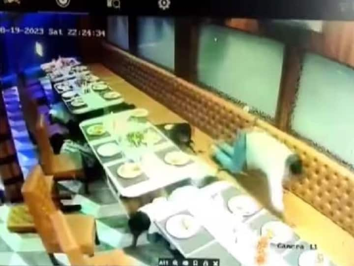 Bihar Miscreants Open Fire At Restaurant In Bihar Muzaffarpur Caught On Cam Watch Bihar Firing: உணவகத்தில் திடீரென நுழைந்த விஷமிகள் ..சரமாரி துப்பாக்கிச்சூடு ..அலறி அடித்து ஓடிய மக்கள்