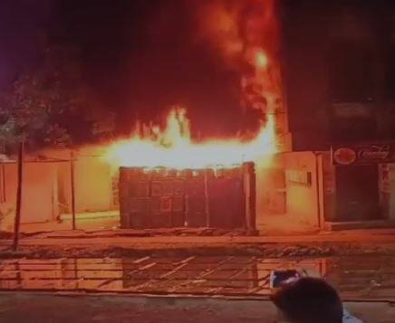 इमारतीमधील रहिवाशांना सुखरुप काढलं बाहेर काढण्यात आले आहे.