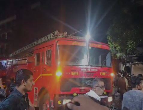 आग लागल्याची माहिती मिळताच अग्निशामक दलाच्या तीन गाड्या घटनास्थळी दाखल झाल्या होत्या.