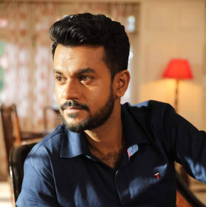 বাংলা ওটিটি প্ল্যাটফর্ম 'ক্লিক' প্রায়ই কোনও না কোনও অভিনব প্রচেষ্টা নিয়ে আসেন। ফের তেমনই নতুন ভাবনা নিয়ে হাজির হচ্ছে 'ক্লিক'। বাংলা ভাষায় প্রথম স্কেচ কমেডি সিরিজ নিয়ে আসছে এই ওটিটি প্ল্যাটফর্ম।