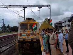 Pune News : निजामुद्द्दीन-गोवा एक्सप्रेसला जेजुरीत थांबा, भंडारा उधळून ग्रामस्थांकडून स्वागत