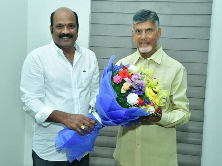 Gannavaram leader Yarlagadda venkat rao meets chandrababu says ready to contest from Gudivada Gannavaram Politics: గుడివాడ నుంచైనా పోటీకి రెడీ - చంద్రబాబును కలిసిన గన్నవరం వైసీపీ మాజీ నేత