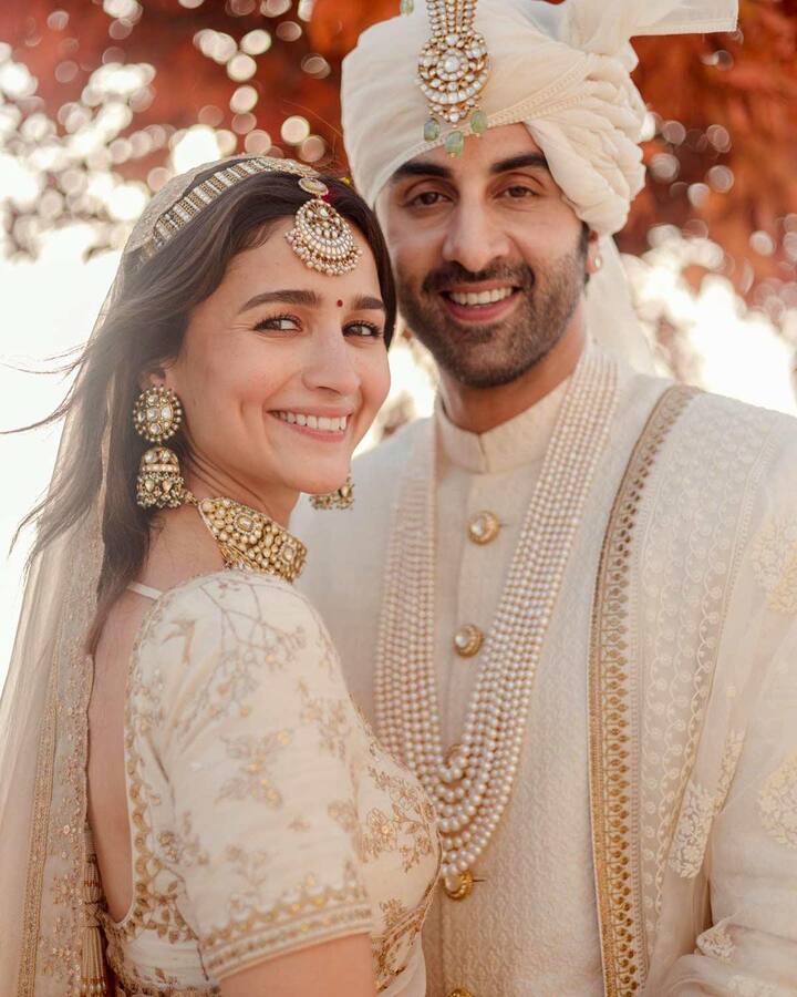 आलिया जहां फेमस फिल्ममेकर महेश भट्ट और अभिनेत्री सोनी राजदान की बेटी हैं. वहीं रणबीर दिवंगत एक्टर ऋषि कपूर और एक्ट्रेस नीतू कपूर के बेटे हैं. यही वजह है कि दोनों बचपन से ही लग्जरी लाइफ जीते आए है.
