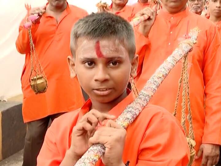 मोठ्यांसह लहान मुलेही कावड यात्रेमध्ये सहभागी झाली होती.