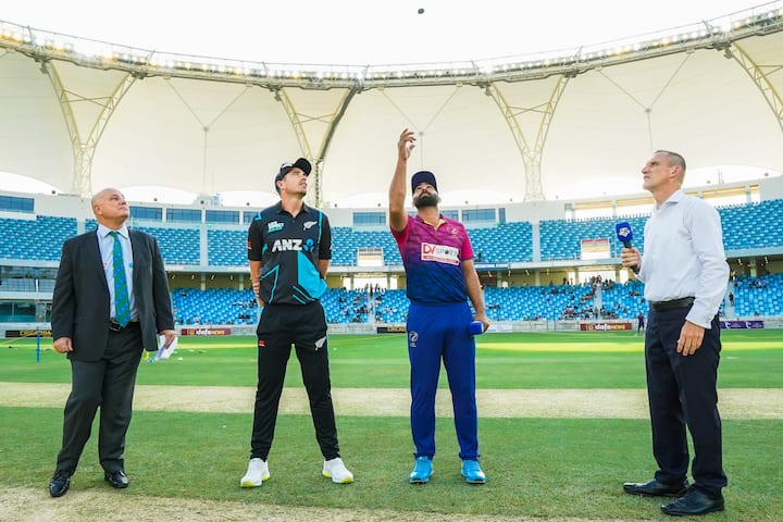 துபாயில், நியூசிலாந்து அணி 3 டி20 போட்டிகள் கொண்ட தொடரில் ஐக்கிய அரபு அமீரகம் அணியை எதிர்த்து விளையாடி கொண்டிருக்கிறது. முதல் டி20 போட்டியில் நியூசிலாந்து அணி வெற்றி பெற்றது. இரண்டாவது டெஸ்ட் போட்டி முன்தினம் நடை பெற்றது. அதில் டாஸ் வென்ற ஐக்கிய அரபு அமீரகம் அணி, முதலில் பந்துவீச்சை தேர்வு செய்தது.