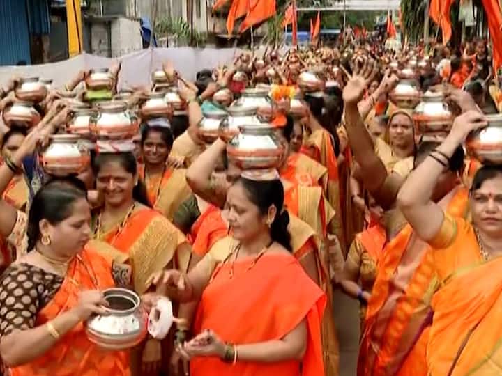 श्री शंभो महादेवाच्या पिंडीवर जलाभिषेक करण्यासाठी महिला डोक्यावर कलश घेतलेल्या दिसत होत्या.