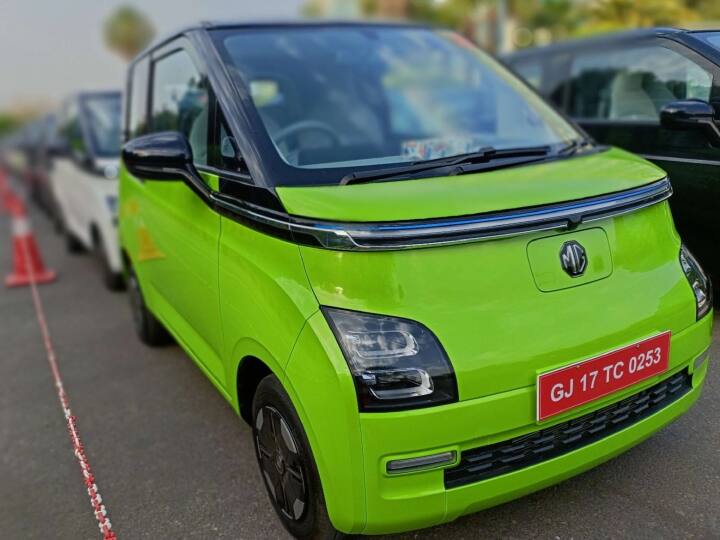 इस लिस्ट में पहली इलेक्ट्रिक कार एमजी कॉमेट है. ये देश में सबसे कम कीमत में खरीदी जा सकती है. इसकी शुरुआती कीमत 7.98 लाख रुपए एक्स-शोरूम है और इसकी रेंज की बात करें तो, सिंगल चार्ज पर इससे 230 किमी तक की रेंज ली जा सकती है.