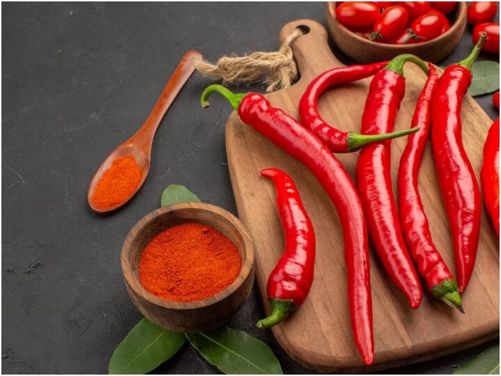 आपको बता दें कि मिर्च में कैपसाइसिन (Capsaicin) नाम का एक पदार्थ होता है, जिसकी वजह से आपको मिर्च लगती है और इसकी वजह से ही मुंह में जलन लगती है. जब मिर्च खाते हैं तो ये स्किन के टच होने के बाद जलन बढ़ाता है.
