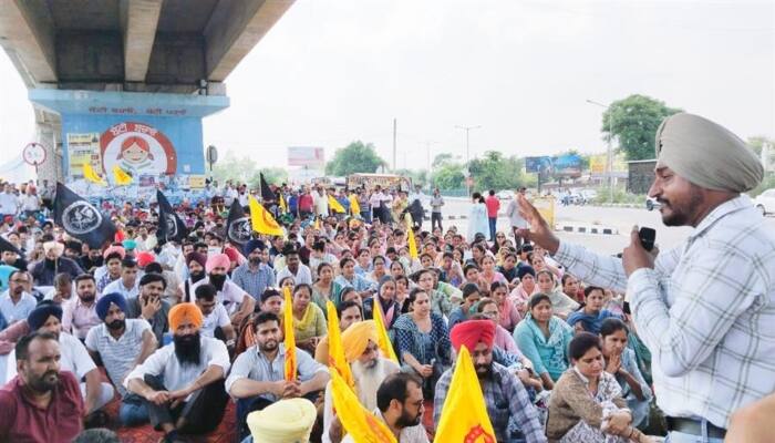 Teachers Clash during Protest the house of CM Bhagwant Mann at Sangrur ਸੀਐਮ ਭਗਵੰਤ ਮਾਨ ਦੀ ਕੋਠੀ ਦਾ ਘਿਰਾਓ ਕਰ ਰਹੇ ਅਧਿਆਪਕਾਂ ਨਾਲ ਖਿੱਚ-ਧੂਹ