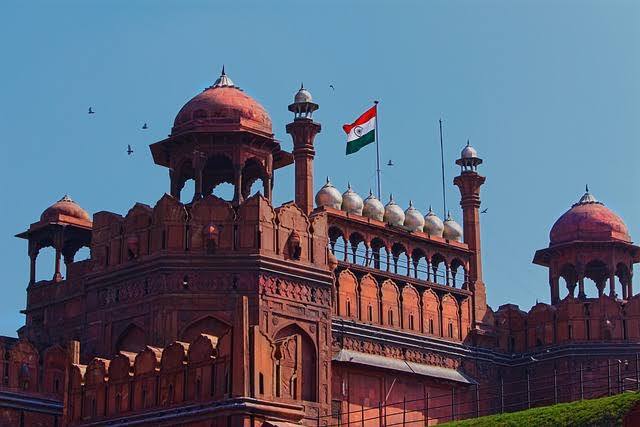 इसका दूसरा कारण यह भी बताया जाता है कि लाल किले के आसपास रहने वाले लोगों को पानी की समस्या ना हो और उन्हें आसानी से पानी मिल सके इसलिए इसे यमुना नदी के किनारे ही बनवाया गया था.
