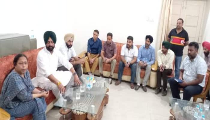 Laljit Singh Bhullar meeting with the higher officials to review the ongoing relief operations regarding the current situation of the floods ਪੰਜਾਬ ਸਰਕਾਰ ਕੁਦਰਤੀ ਆਫ਼ਤ ਦੀ ਇਸ ਔਖੀ ਘੜੀ ਵਿੱਚ ਲੋਕਾਂ ਦੀ ਹਰ ਸੰਭਵ ਮਦਦ ਲਈ ਦ੍ਰਿੜ ਸੰਕਲਪ : ਲਾਲਜੀਤ ਭੁੱਲਰ