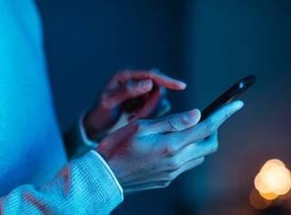 Mobile Phone: ਜੇਕਰ ਤੁਸੀਂ ਵੀ ਤੁਰਦਿਆਂ-ਤੁਰਦਿਆਂ ਫੋਨ 'ਤੇ ਕਰਦੇ ਹੋ ਗੱਲ, ਤਾਂ ਇਹ ਖਤਰਨਾਕ ਬਿਮਾਰੀ ਦੇ ਰਹੀ ਸੱਦਾ, ਜਾਣੋ