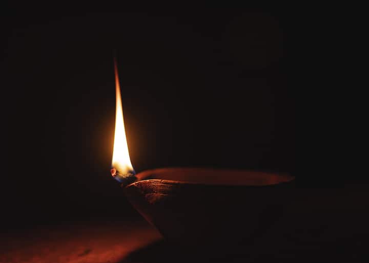 প্রদীপ জ্বালানোর ধর্মীয় উপকারিতার পাশাপাশি বৈজ্ঞানিক উপকারিতাও রয়েছে। বিজ্ঞানের মতে, বাতি জ্বালালে চারপাশের জীবাণু ধ্বংস হয় এবং পরিবেশ বিশুদ্ধ হয়।