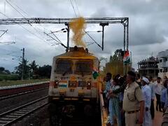 Pune News : निजामुद्द्दीन-गोवा एक्सप्रेसला जेजुरीत थांबा, भंडारा उधळून ग्रामस्थांकडून स्वागत