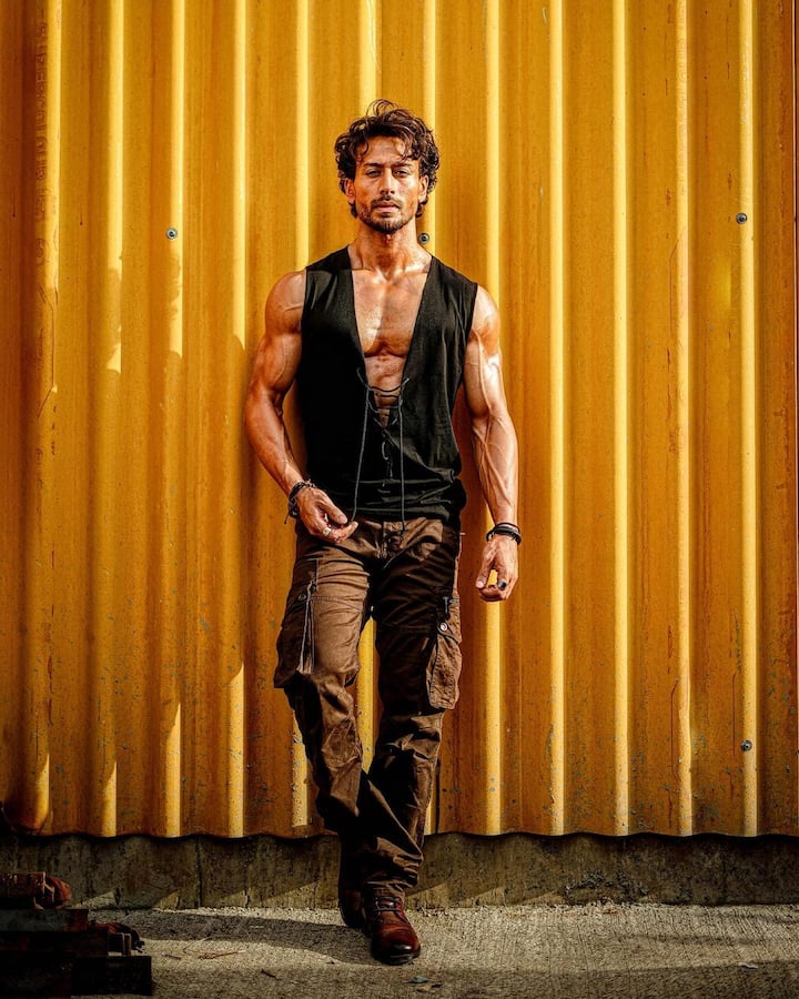 అక్షయ్ కుమార్‌తో కలిసి నటిస్తున్న ‘బడేమియా చోటేమియా’ వచ్చే ఏడాది విడుదల కానుంది.