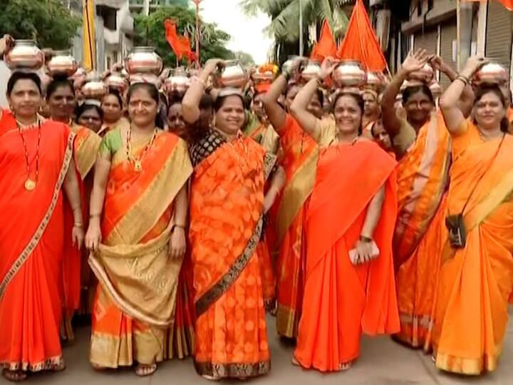 या कावडयात्रेत हजारो उत्तर भारतीय महिला भगवी साडी परिधान करून सहभागी झाल्या होत्या.