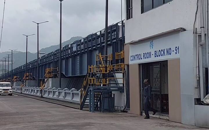 એટલું જ નહીં ગરૂડેશ્વર તાલુકાના નદી કિનારાના ગરુડેશ્વર, અક્તેશ્વર, વાંસલા, ગંભીરપુરા, સુરજવડ, સાંજરોલી અને ગોરા તથા તિલકવાડા તાલુકાના નદી કિનારાના તિલકવાડા, રેંગણ, વાડિયા, વાસણ અને વિરપુર તેમજ નાંદોદ તાલુકાના નદી કિનારાના નિચાણવાળા વિસ્તારના સિસોદ્રા, માંગરોલ, ગુવાર, રામપુરા, રૂંઢ, ઓરી, નવાપરા, શહેરાવ, વરાછા, ભદામ, રાજપીપલા અને પોઈચા ગામોના ગ્રામજનોને નદીના પટમાં અવરજવર ન કરવા તથા પશુઓને પણ આ વિસ્તારમા ન લઈ જવા સૂચના આપી છે.