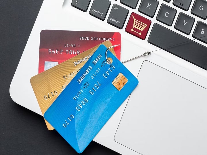 Credit Card Tips: भारत में क्रेडिट कार्ड यूजर्स की संख्या में तेजी से इजाफा हो रहा है. वैसे तो क्रेडिट कार्ड बहुत फायदे की चीज है, मगर इसका सही इस्तेमाल न करने पर आपको भारी नुकसान हो सकता है.