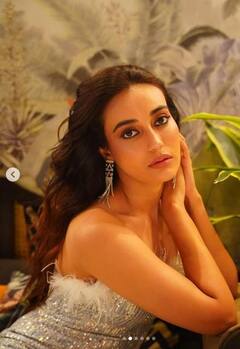 Surbhi Jyoti: ਰਿਵੀਲਿੰਗ ਬਾਡੀਕਨ ਆਊਟਫਿਟ ਪਾ ਕੇ ਸੁਰਭੀ ਜੋਤੀ ਨੇ ਸੋਫੇ 'ਤੇ ਬੈਠ ਕੇ ਕਰਵਾਇਆ ਹੌਟ ਫੋਟੋਸ਼ੂਟ, ਦੇਖੋ ਤਸਵੀਰਾਂ