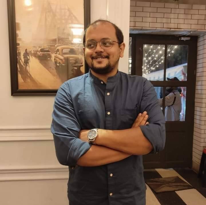 পনেরোটি স্কেচে মূলত আমাদের চারপাশের চলা জীবনের প্রতিচ্ছবিকে তুলে ধরা হয়েছে কমেডির মাধ্যমে। তা সে প্রেম হোক, বা সমাজ, রাজনীতি হোক বা আর্থসামাজিক ব্যবস্থা বা নিছক আনন্দ। এই সবকিছুর মিশেলেই এক হুল্লোড়ময় উপস্থাপনা 'নাটক করিস না তো'।