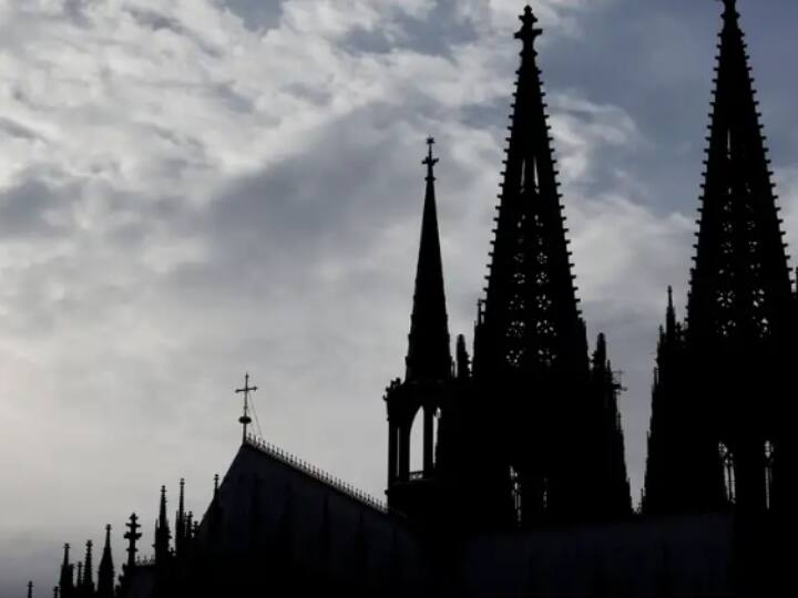 Germany Cologne church staff used work devices to view obscene thing Germany: जर्मनी की चर्च में अश्लील फिल्म देखते पकड़े गए पादरी और कर्मचारी, जानें कैसे हुआ मामले का खुलासा