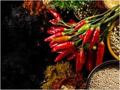 मिर्च खाने के बाद पानी पीने से तीखा ज्यादा लगता है... ये फैक्ट जानकर आप ऐसा नहीं करेंगे