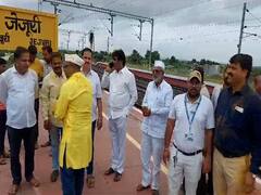 Pune News : निजामुद्द्दीन-गोवा एक्सप्रेसला जेजुरीत थांबा, भंडारा उधळून ग्रामस्थांकडून स्वागत