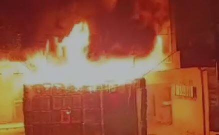 बघता बघता या आगीने रौद्ररुप धारण केले आणि शेजारच्या तीन मजली इमारतीला देखील आग लागली.