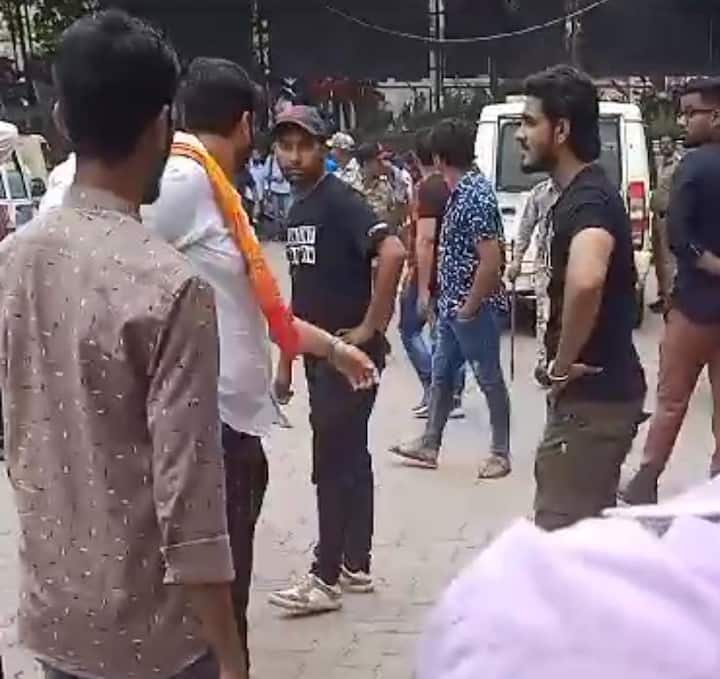 बजरंग दलाच्या (Bajrang Dal) कार्यकर्त्यांकडून औरंगाबादमध्ये मुनव्वर फारुखीचा शो बंद करण्यासाठी प्रयत्न झाले.
