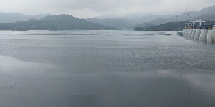 ગુજરાતની જીવાદોરી સમાન ગણાતી નર્મદા નદી પર બાંધવામાં આવેલા સરદાર સરોવર ડેમની જળસપાટીમાં ધરખમ વધારો નોંધાયો છે.