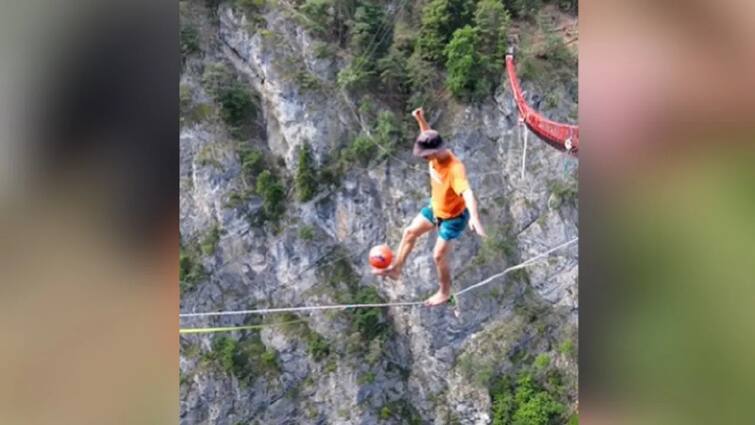 man playing football while walking on a rope at a height of 200 feet Viral Video: ਇੰਨੀ ਉਚਾਈ 'ਤੇ ਚੜ੍ਹ ਕੇ ਫੁੱਟਬਾਲ ਖੇਡਣ ਲੱਗਾ ਵਿਅਕਤੀ, ਦੇਖ ਕੇ ਲੋਕਾਂ ਦੇ ਉੱਡ ਗਏ ਹੋਸ਼