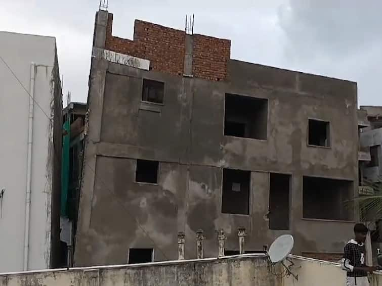 Under construction Building leans sideway in Bahadurpura of Old city of Hyderabad Hyderabad: ఓల్డ్ సిటీలో టెన్షన్! పక్కకు ఒరిగిన నాలుగంతస్తుల బిల్డింగ్