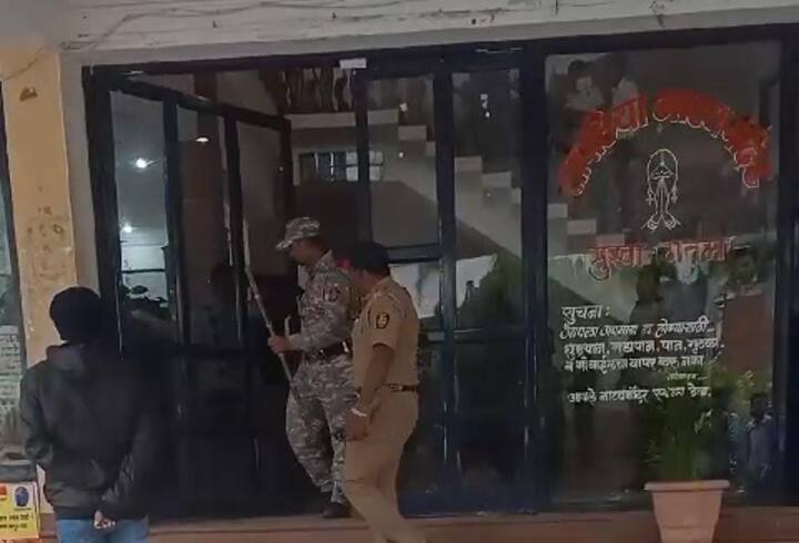 मात्र, वेळीच पोलिसांनी हस्तक्षेप करत केलेल्या मध्यस्थीने शो पुन्हा सुरू करण्यात आला होता.