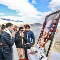 Rahul Gandhi Pays Tribute to Rajiv Gandhi |పాంగాంగ్ సరస్సు వద్ద రాజీవ్ గాంధీకి రాహుల్ నివాళి | ABP