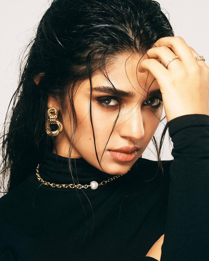 Additionally, she adorned her fingers with a couple of rings. (Image Source: Instagram/ Krithi Shetty)