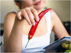 मिर्च खाने के बाद पानी पीने से तीखा ज्यादा लगता है... ये फैक्ट जानकर आप ऐसा नहीं करेंगे