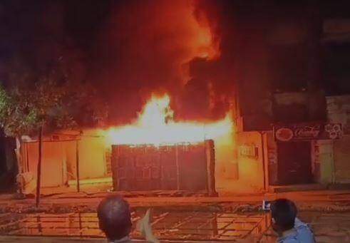 सुरुवातील भिवंडी शहरातील पिराणी पाडा  परिसरात फळांच्या कॅरेटला अचानक भीषण आग लागली होती. त्यानंतर इमारतीला आग लागली.