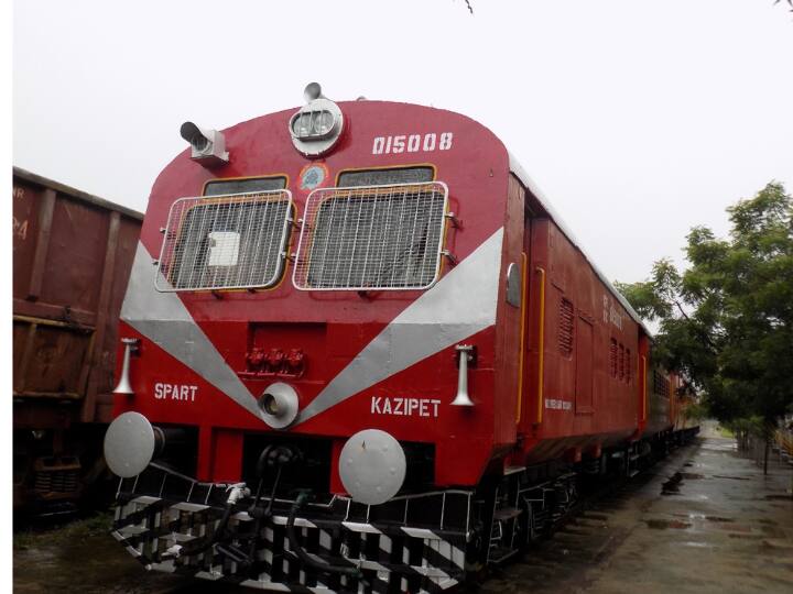 Highest Priority Train of India Rajdhani and Shatabadi Also Stops इस ट्रेन को रास्ता देने के लिए राजधानी जैसी प्रीमियम ट्रेन को भी रुकना पड़ता है