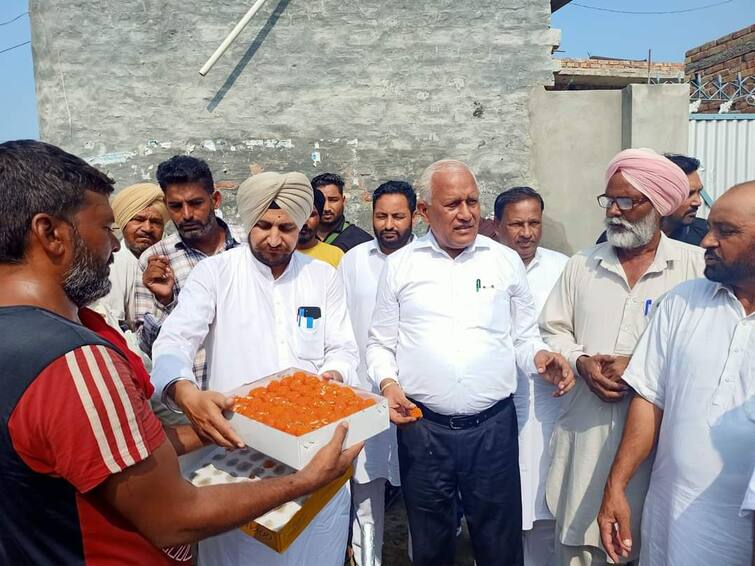 Village Kalia's decades-old demand fulfilled, MLA Goyal started the work of widening the 10 feet wide road to 18 feet wide Sangrur News: ਪਿੰਡ ਕਾਲੀਆ ਦੀ ਦਹਾਕਿਆਂ ਪੁਰਾਣੀ ਮੰਗ ਪੂਰੀ, ਵਿਧਾਇਕ ਗੋਇਲ ਵੱਲੋਂ 10 ਫੁੱਟ ਚੌੜੀ ਸੜਕ ਨੂੰ 18 ਫੁੱਟ ਚੌੜੀ ਕਰਨ ਦਾ ਕੰਮ ਸ਼ੁਰੂ