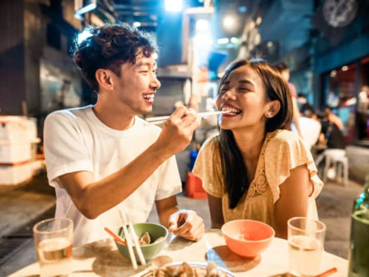 चीन में लोग अकेलेपन से बचने के लिए साथी की तलाश में WeChat जैसी मीडिया प्लेटफार्म का इस्तेमाल कर रहे हैं.