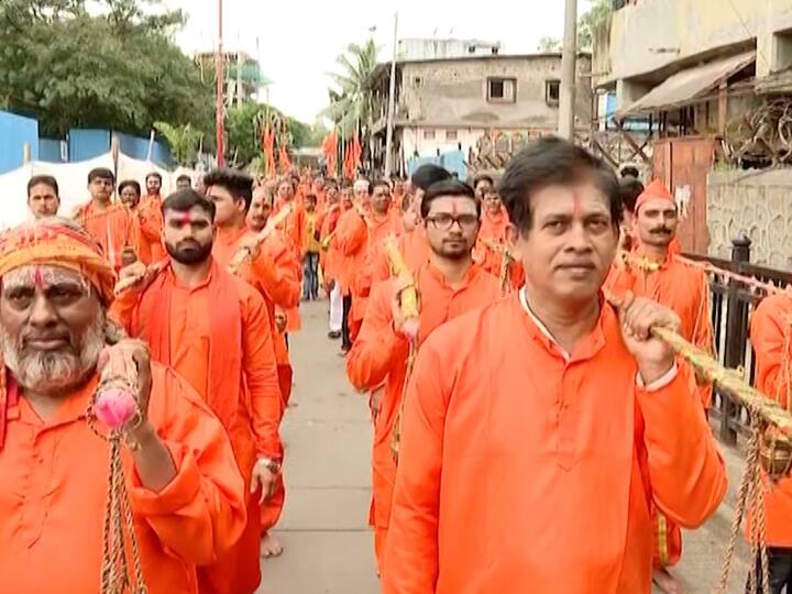 तसेच शेकडो पुरुष हे भगवे कुर्ते परिधान करून कावड घेऊन उपस्थित होते.