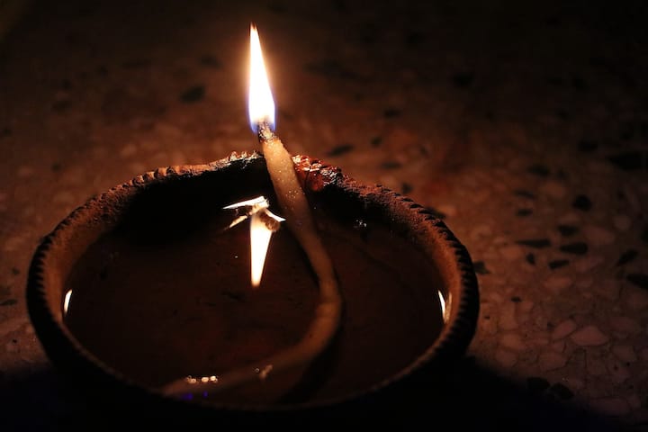 পশ্চিম দিকেও প্রদীপ জ্বালাতে পারেন। তবে যে কোনও পরিস্থিতিতে, দক্ষিণ দিকে প্রদীপ জ্বালানো এড়িয়ে চলুন। ডিসক্লেমার: এখানে প্রদত্ত তথ্য শুধুমাত্র অনুমান এবং তথ্যের উপর ভিত্তি করে। এখানে উল্লেখ করা গুরুত্বপূর্ণ যে এবিপি লাইভ কোনও ধরনের বিশ্বাস, তথ্য সমর্থন করে না। কোন তথ্য বা অনুমান প্রয়োগ করার আগে, সংশ্লিষ্ট বিশেষজ্ঞের সঙ্গে পরামর্শ করুন।