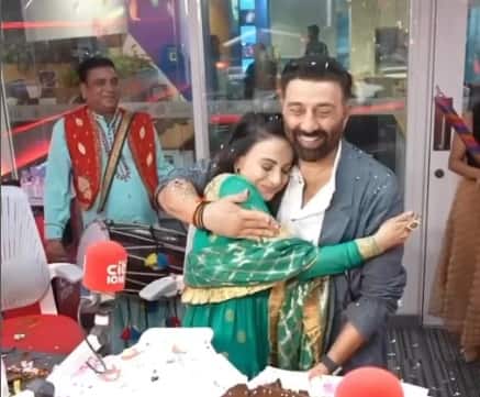 अमीषा पटेल ने साल 2000 में फिल्म कहो ना प्यार है से बॉलीवुड में डेब्यू किया था. फिर एक्ट्रेस को एक तेलुगू फिल्म मिली थी-बदरी. जो कि कुछ खास नहीं चली थी. इसके बाद सनी देओल की गदर एक प्रेम कथा मिलने के बाद अमीषा के करियर में चार चांद लग गए थे.