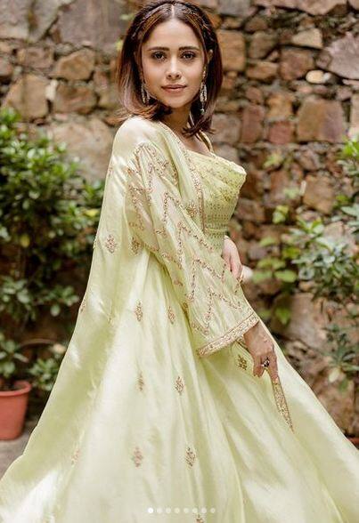 ਹਾਲ ਹੀ 'ਚ ਨੁਸਰਤ ਭਰੂਚਾ ਨੇ ਆਪਣੀ ਲੇਟੈਸਟ ਇੰਡੋ-ਵੈਸਟਰਨ ਡਰੈੱਸ 'ਚ ਤਸਵੀਰਾਂ ਇੰਸਟਾਗ੍ਰਾਮ 'ਤੇ ਸ਼ੇਅਰ ਕੀਤੀਆਂ ਹਨ। ਇਨ੍ਹਾਂ ਤਸਵੀਰਾਂ 'ਚ ਉਸ ਦਾ ਸਟਾਈਲਿਸ਼ ਅੰਦਾਜ਼ ਦੇਖ ਕੇ ਪ੍ਰਸ਼ੰਸਕਾਂ ਦਾ ਦਿਲ ਦਹਿਲ ਗਿਆ ਹੈ। ਦੇਖੋ ਅਦਾਕਾਰਾ ਦਾ ਹੌਟ ਅਵਤਾਰ...