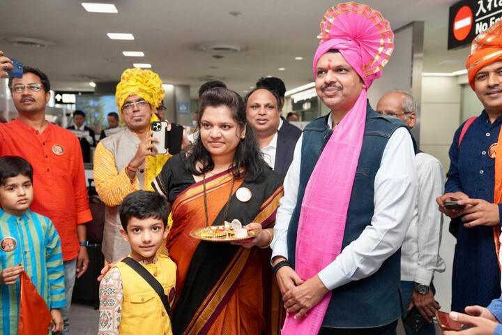 देवेंद्र फडणवीस यांचं औक्षण करण्यात आलं. सोबतच यावेळी लाभले आम्हास भाग्य या गीताच गायन देखील यावेळी झालं.