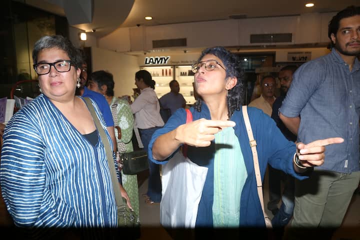 इस दौरान जब पैपराजी ने रीना और किरण से साथ में तस्वीरें क्लिक करवाने की अपील की तो दोनों कैमरे से थोड़ा बचते हुए दिखाई दी.