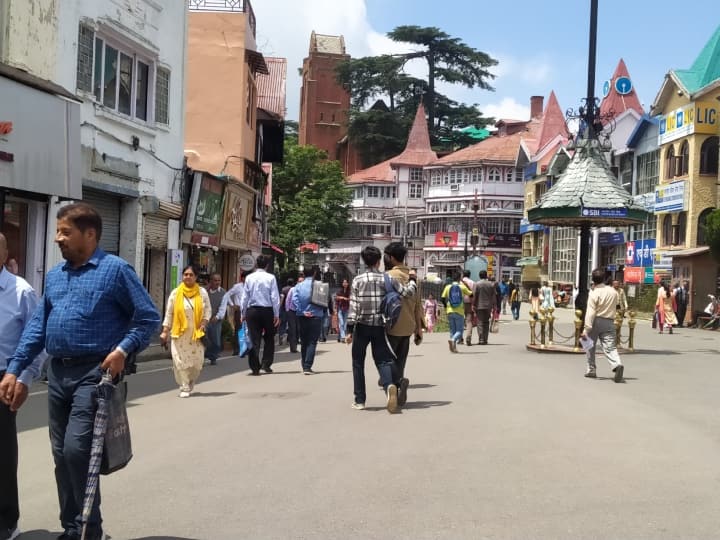 राजधानी के कई इलाकों में भारी बारिश की वजह से जमकर तबाही हुई. अब धूप ने एक बार फिर लोगों के चेहरे पर मुस्कान लाई है.