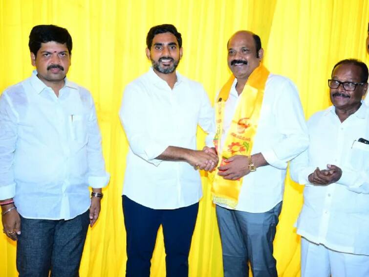 YSRCP leader Yarlagadda Venkat Rao joins in TDP before Nara Lokesh Yarlagadda Venkat Rao: టీడీపీలోకి యార్లగడ్డ వెంకట్రావు, కండువా కప్పిన లోకేశ్ - ఉత్సాహంలో గన్నవరం శ్రేణులు