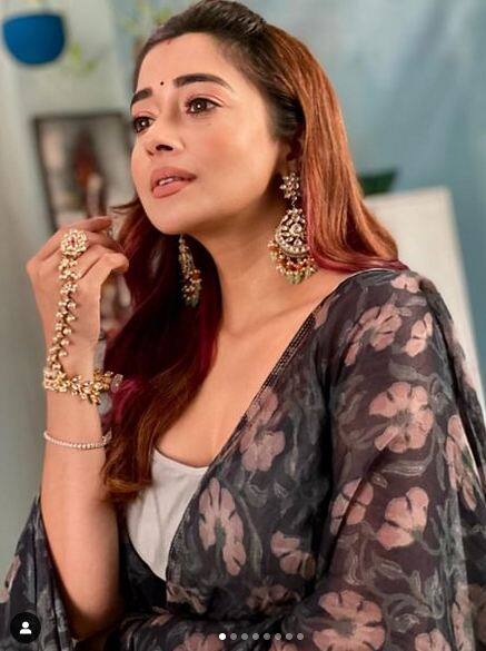 ਹਾਲ ਹੀ 'ਚ ਟੀਨਾ ਨੇ ਆਪਣੀਆਂ ਕੁਝ ਤਸਵੀਰਾਂ ਸ਼ੇਅਰ ਕੀਤੀਆਂ ਹਨ, ਜਿਨ੍ਹਾਂ 'ਚ ਉਹ ਬੇਹੱਦ ਗਲੈਮਰਸ ਲੱਗ ਰਹੀ ਹੈ।