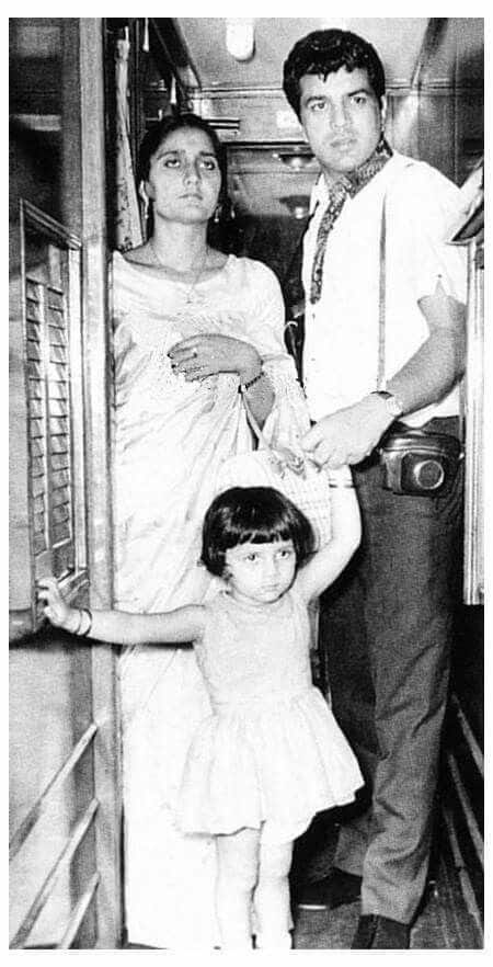 ਬਾਲੀਵੁੱਡ 'ਚ ਧਰਮਿੰਦਰ ਨੇ ਜਦੋਂ ਐਂਟਰੀ ਕੀਤੀ ਤਾਂ ਉਦੋਂ ਹੀ ਉਹ ਵਿਆਹੇ ਹੋਏ ਸੀ। ਉਨ੍ਹਾਂ ਦਾ ਵਿਆਹ 19 ਸਾਲ ਦੀ ਉਮਰ 'ਚ ਪ੍ਰਕਾਸ਼ ਕੌਰ ਨਾਲ ਹੋਇਆ ਸੀ।